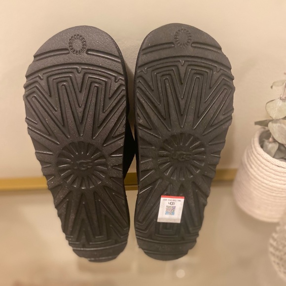 Ugg Greer Slide like new! Suede, Ugg logo, black, size 5, great with any outfit! - Picture 2 of 8